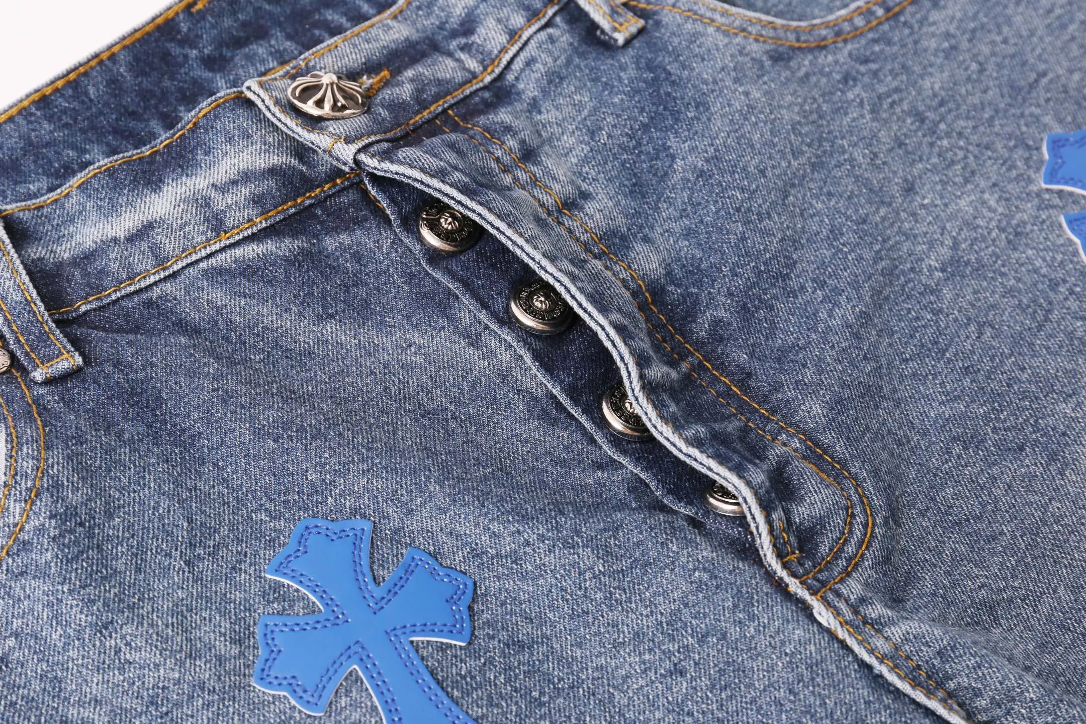 P260 Style No.: H885 Crow Heart & 𝐂𝐡𝐫𝐨𝐦𝐞 𝐇𝐞𝐚𝐫𝐭 ss25 new graffiti letters blue and white cross leather couple style loose washed micro-flared jeans. Styles with different washed textures are very friendly to people with thin legs. The micro-flared version perfectly modifies the leg shape. The timeless and moderate length makes it easy to match and match. It is the basis for various styles and is a must-have in your wardrobe! The fabric is stiff but also makes the upper body soft without losing texture. The washing process is even more perfect. It is a must-have item for everyone! ! ! Washed wheat, hang tag, pants label, three labels complete Color: blue Size: 28-30-32-34-36